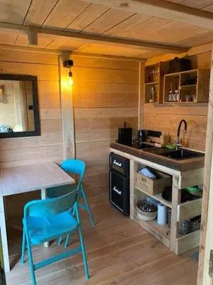Cuisine ou kitchenette dans l'établissement Le Moonloft insolite Tiny-House dans les arbres & 1 séance de sauna pour 2 avec vue panoramique