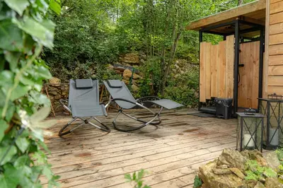 Jardin de l'établissement Le Moonloft insolite Tiny-House dans les arbres & 1 séance de sauna pour 2 avec vue panoramique