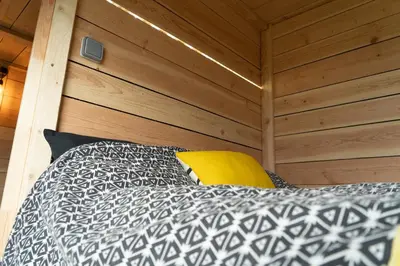 Un ou plusieurs lits dans un hébergement de l'établissement Le Moonloft insolite Tiny-House dans les arbres & 1 séance de sauna pour 2 avec vue panoramique