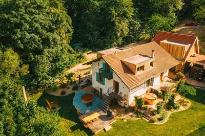 Jardin de l'établissement Le Grand Petit Prince - Domaine de Charme - Jacuzzis privatifs