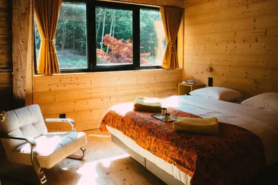Un ou plusieurs lits dans un hébergement de l'établissement Le Grand Petit Prince - Domaine de Charme - Jacuzzis privatifs