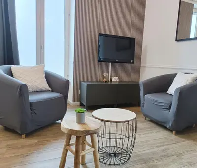 Télévision ou salle de divertissement dans l'établissement Le 1A, Charmant Appartement au Cœur de la Ville
