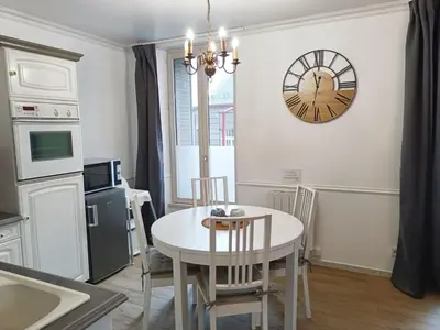 Cuisine ou kitchenette dans l'établissement Le 1A, Charmant Appartement au Cœur de la Ville