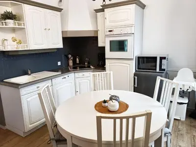 Cuisine ou kitchenette dans l'établissement Le 1A, Charmant Appartement au Cœur de la Ville