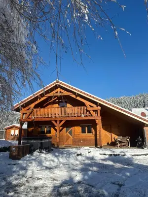 L'établissement Le Chalet de la Devinière, bain nordique extérieur chauffé en hiver