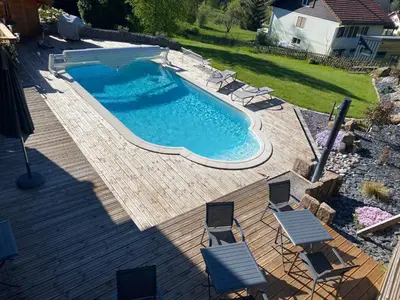 Piscine de l'établissement Le Chalet de la Devinière, bain nordique extérieur chauffé ou située à proximité