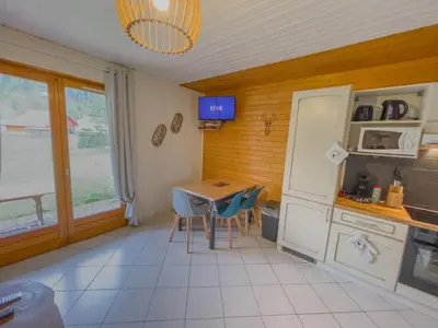 Cuisine ou kitchenette dans l'établissement Joli appartement T2, Escale Les Airelles, rez de jardin proche lac