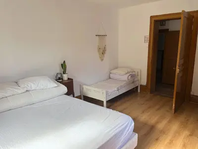 Un ou plusieurs lits dans un hébergement de l'établissement Ferme des Jonquilles 15p - billard, PS4, salle de sport