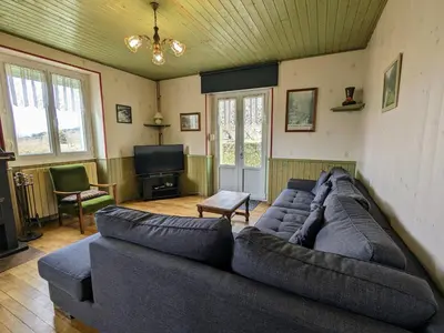 Plan de l'établissement Gîte spacieux en ancienne ferme rénovée, idéal pour familles et amis – proche randos et sites touristiques - FR-1-589-6