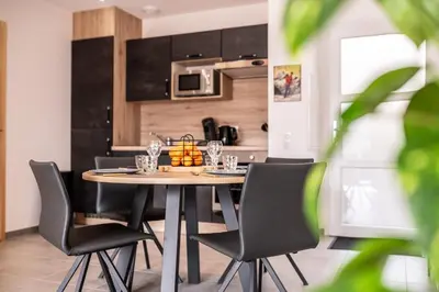 Cuisine ou kitchenette dans l'établissement Les Balcons De La Haie Griselle gîte 4/pers