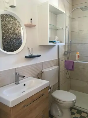 Salle de bains dans l'établissement Pyramides, maison de ville de charme 6pers, 2 Chambres, terrasse