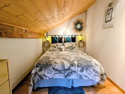Un ou plusieurs lits dans un hébergement de l'établissement Charmant meublé au calme, proche cascades, randos, chevaux, parking et terrasse privée, WiFi gratuit - FR-1-589-365