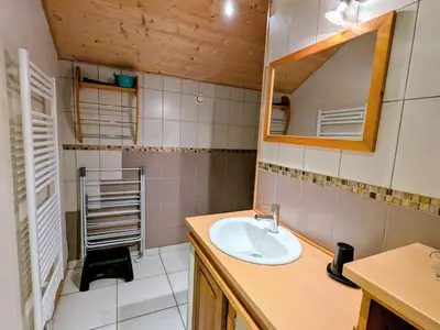Salle de bains dans l'établissement Charmant meublé au calme, proche cascades, randos, chevaux, parking et terrasse privée, WiFi gratuit - FR-1-589-365