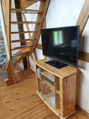 Télévision ou salle de divertissement dans l'établissement La maison dans les prés