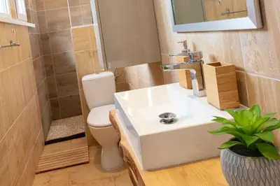 Salle de bains dans l'établissement Le Green St Léon : Lit Queen Size * WIFI * Idéal Couple