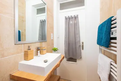 Salle de bains dans l'établissement Le Green St Léon : Lit Queen Size * WIFI * Idéal Couple