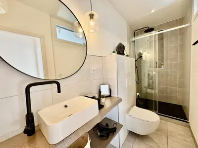 Salle de bains dans l'établissement Bonjour Colmar