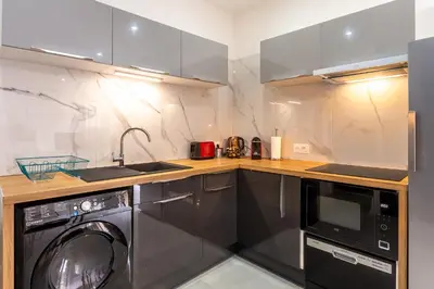 Cuisine ou kitchenette dans l'établissement Le 04-GregIMMO-Appart'Hôtel