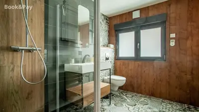 Salle de bains dans l'établissement Le Refuge