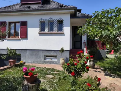 Jardin de l'établissement Colmar Room,chambre privée chez l'habitant,parking voiture devant la maison,garage moto et vélo