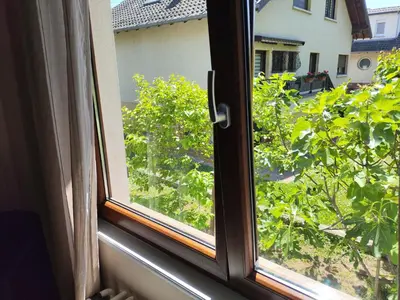 Jardin de l'établissement Colmar Room,chambre privée chez l'habitant,parking voiture devant la maison,garage moto et vélo