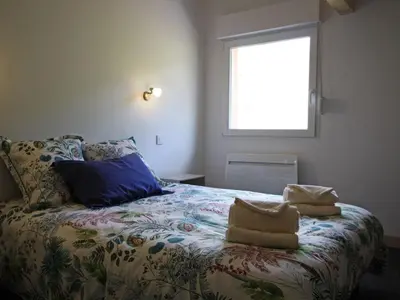 Un ou plusieurs lits dans un hébergement de l'établissement Gîte pour 4 avec terrasse couverte, parking privé et animaux acceptés - FR-1-589-367