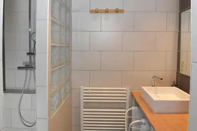 Salle de bains dans l'établissement Le CAVEAU