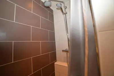 Salle de bains dans l'établissement Le CAVEAU