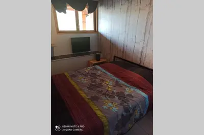 Télévision ou salle de divertissement dans l'établissement Le Chalet du bonheur , individuel avec belle vue