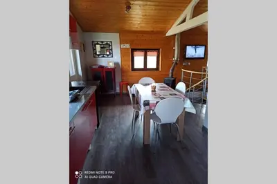 Télévision ou salle de divertissement dans l'établissement Le Chalet du bonheur , individuel avec belle vue