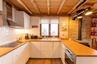 Cuisine ou kitchenette dans l'établissement Le Bois des Neiges Charmant chalet authentique à 5 mn de Gérardmer