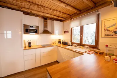 Cuisine ou kitchenette dans l'établissement Le Bois des Neiges Charmant chalet authentique à 5 mn de Gérardmer