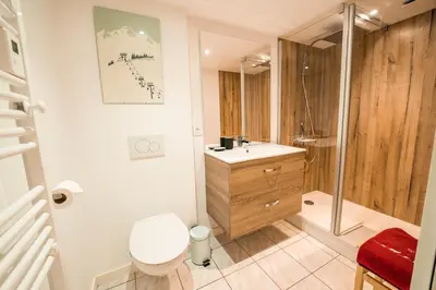 Salle de bains dans l'établissement Le Bois des Neiges Charmant chalet authentique à 5 mn de Gérardmer