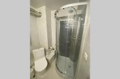 Salle de bains dans l'établissement SPA de charme 6 pers avec Jacuzzi & Sauna privatifs au coeur de ville - Esprit Coco