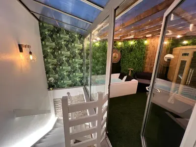 Coin salon dans l'établissement SPA de charme 6 pers avec Jacuzzi & Sauna privatifs au coeur de ville - Esprit Coco