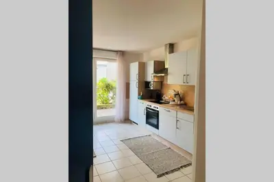 Cuisine ou kitchenette dans l'établissement Spacious Flat Garden&Parking 5min Basel Tram Bus Airport
