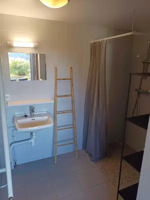 Salle de bains dans l'établissement Les Jonquilles: gîte 8/10 pers. avec vue imprenable!