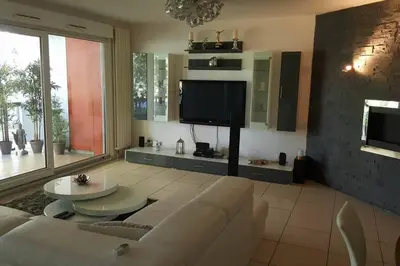 Télévision ou salle de divertissement dans l'établissement Superbe Duplex au Nouveau Bassin avec vue superbe