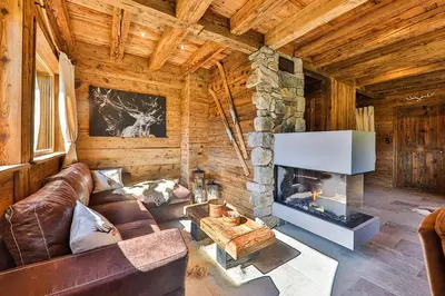 Coin salon dans l'établissement Chalet Hohneck 4 étoiles, vieux bois et pierre, SPA, sauna, borne de recharge