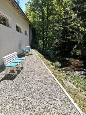 Jardin de l'établissement Charmant logis dans une construction de caractère