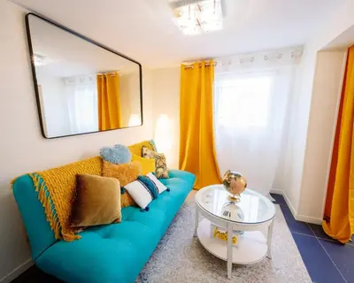 Coin salon dans l'établissement Sunny Suite by Leslodgespa - Studio moderne et coloré, proche de Bâle et de l'aéroport