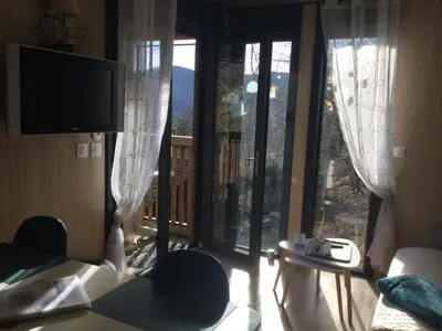 Télévision ou salle de divertissement dans l'établissement Gîte le Pieraline
