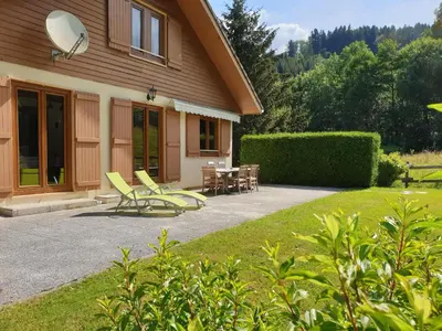Jardin de l'établissement LE BOIS JOLI Chalet 4 étoiles CLEDICIHOME Cadre paisible en lisière de forêt