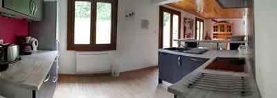 Cuisine ou kitchenette dans l'établissement LE BOIS JOLI Chalet 4 étoiles CLEDICIHOME Cadre paisible en lisière de forêt