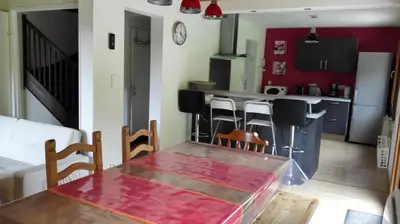 Cuisine ou kitchenette dans l'établissement LE BOIS JOLI Chalet 4 étoiles CLEDICIHOME Cadre paisible en lisière de forêt