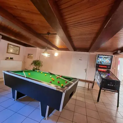 Billard dans l'établissement Gite Myrtille 2 à 6 personnes avec SPA et salle de jeux dans la Residence