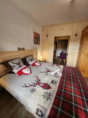 Un ou plusieurs lits dans un hébergement de l'établissement Gîte Myosotis, studio 2 personnes, avec salle de jeux et SPA dans la résidence