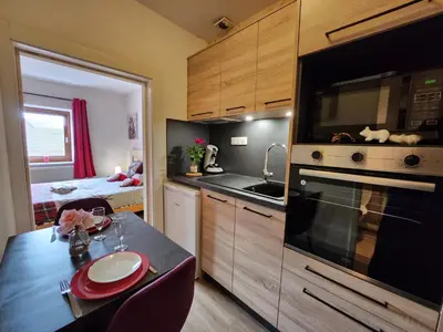 Cuisine ou kitchenette dans l'établissement Gîte Myosotis, studio 2 personnes, avec salle de jeux et SPA dans la résidence