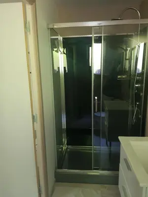 Salle de bains dans l'établissement Appartement cosy calme à l'orée du bois