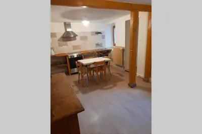 Cuisine ou kitchenette dans l'établissement Charmant petit appartement avec bel exterieur.